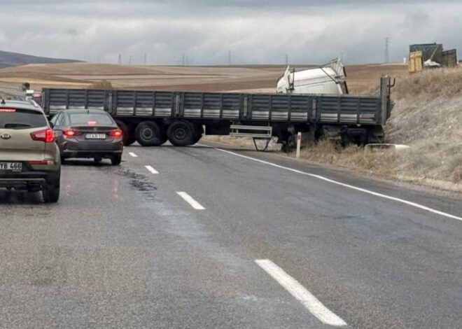 Yoldan çıkan tır şarampole indi, trafik durdu